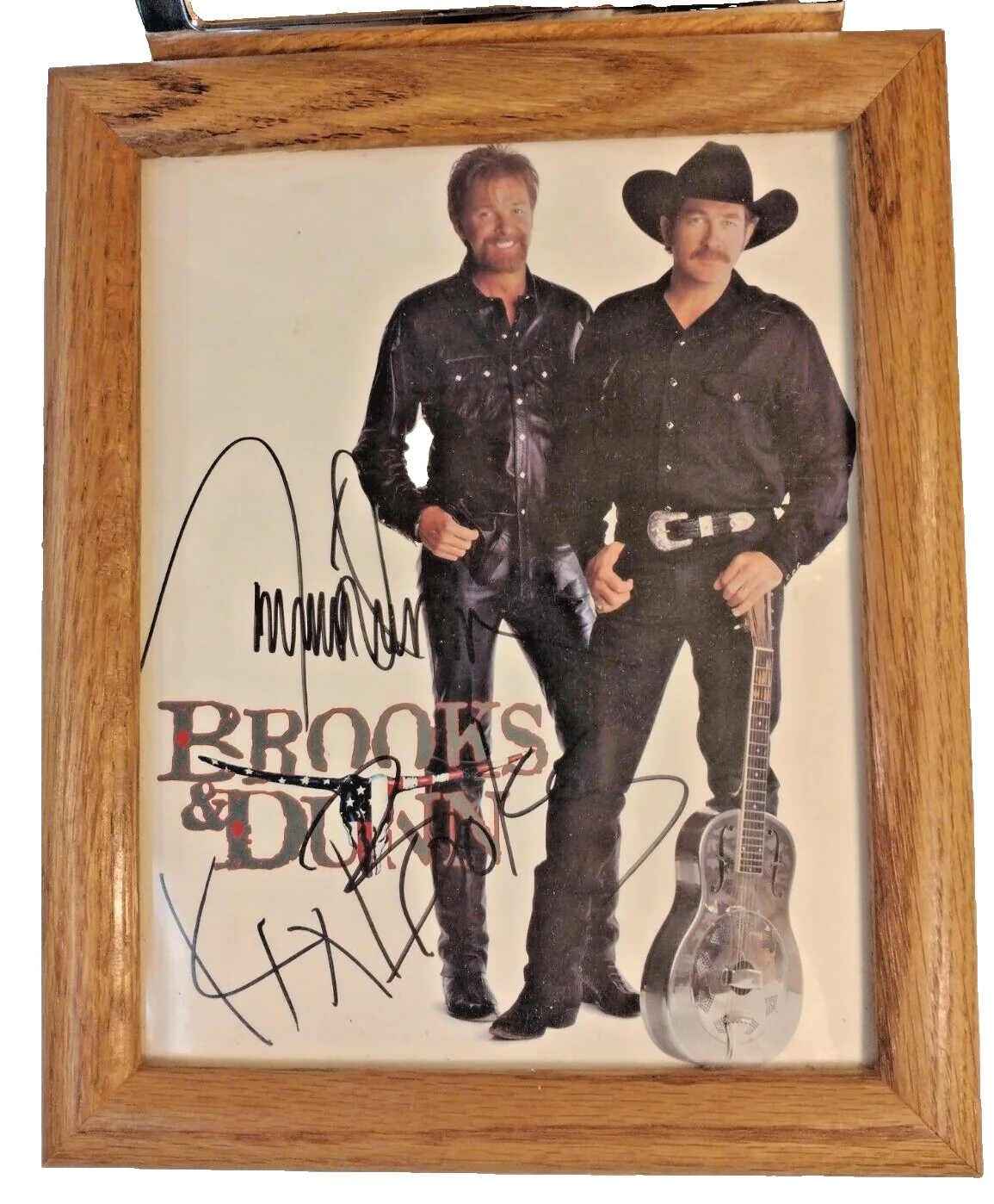 Brooks & Dunn Country Music Signed Framed Photo-3 Signed Guitar Pics & Songbook, изображение 2