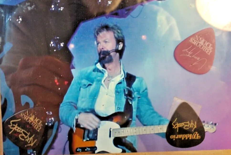 Brooks & Dunn Country Music Signed Framed Photo-3 Signed Guitar Pics & Songbook, изображение 3