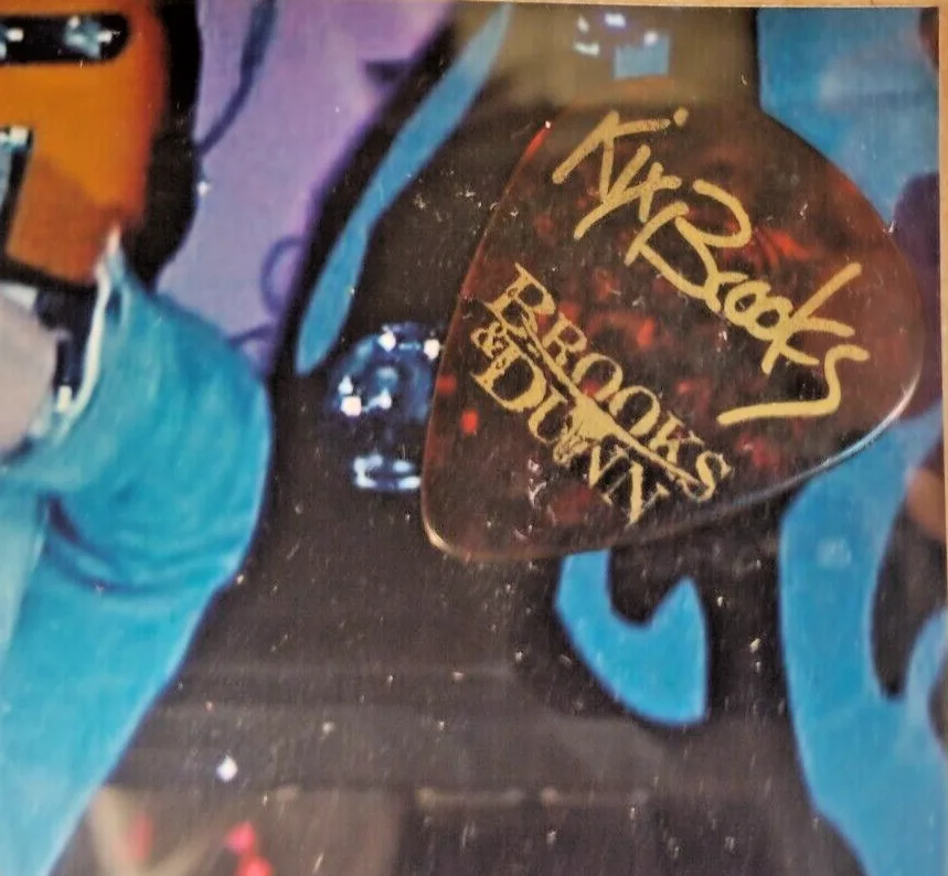 Brooks & Dunn Country Music Signed Framed Photo-3 Signed Guitar Pics & Songbook, изображение 4