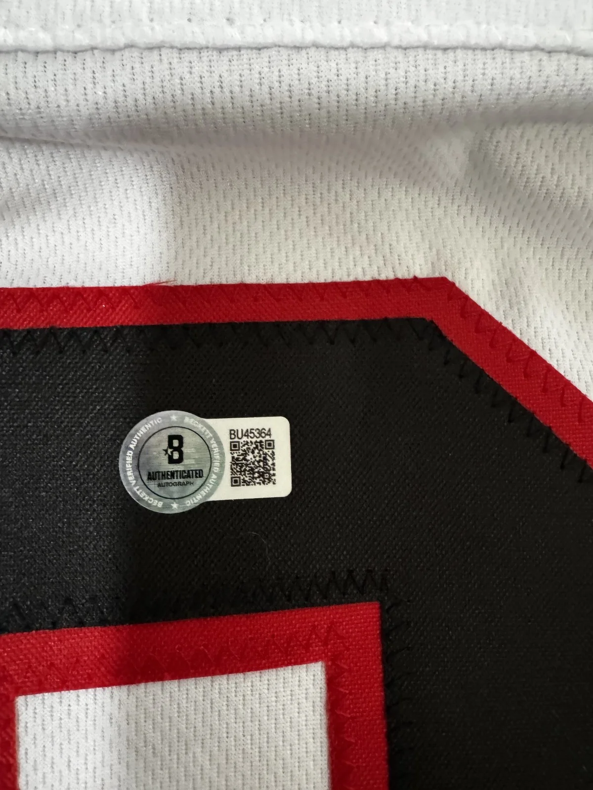 Chevy Chase — Chevy Chase Signed Griswold Hockey Jersey Beckett COA National Lampoon Vacation, изображение 4