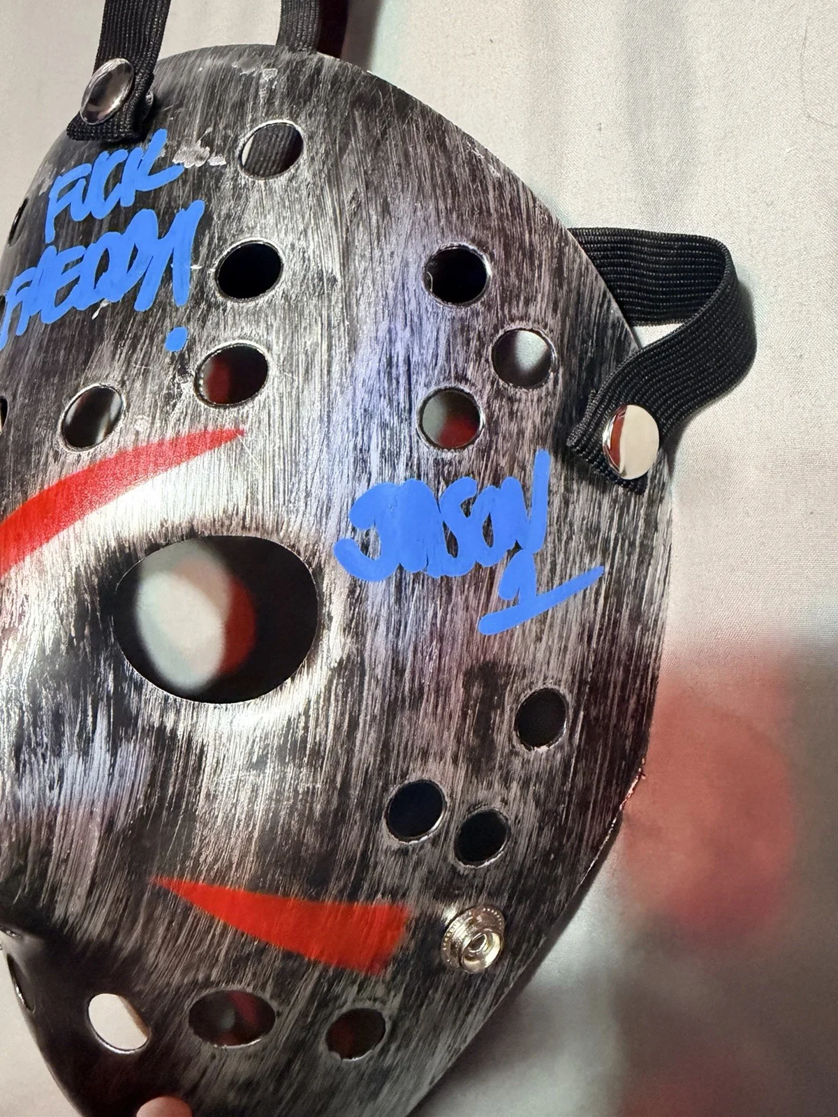 ARI LEHMAN — ARI LEHMAN Signed Mask "JASON 1" "F- Freddy” 2 Inscriptions Beckett COA, image 2