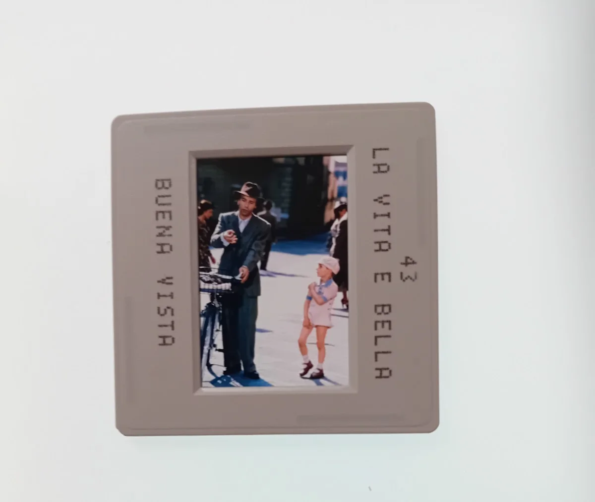 LOT OF 8 ORIGINAL PRESS PHOTOS + 1 35mm SLIDE & PRESS NOTES LIFE IS BEAUTIFUL, изображение 2