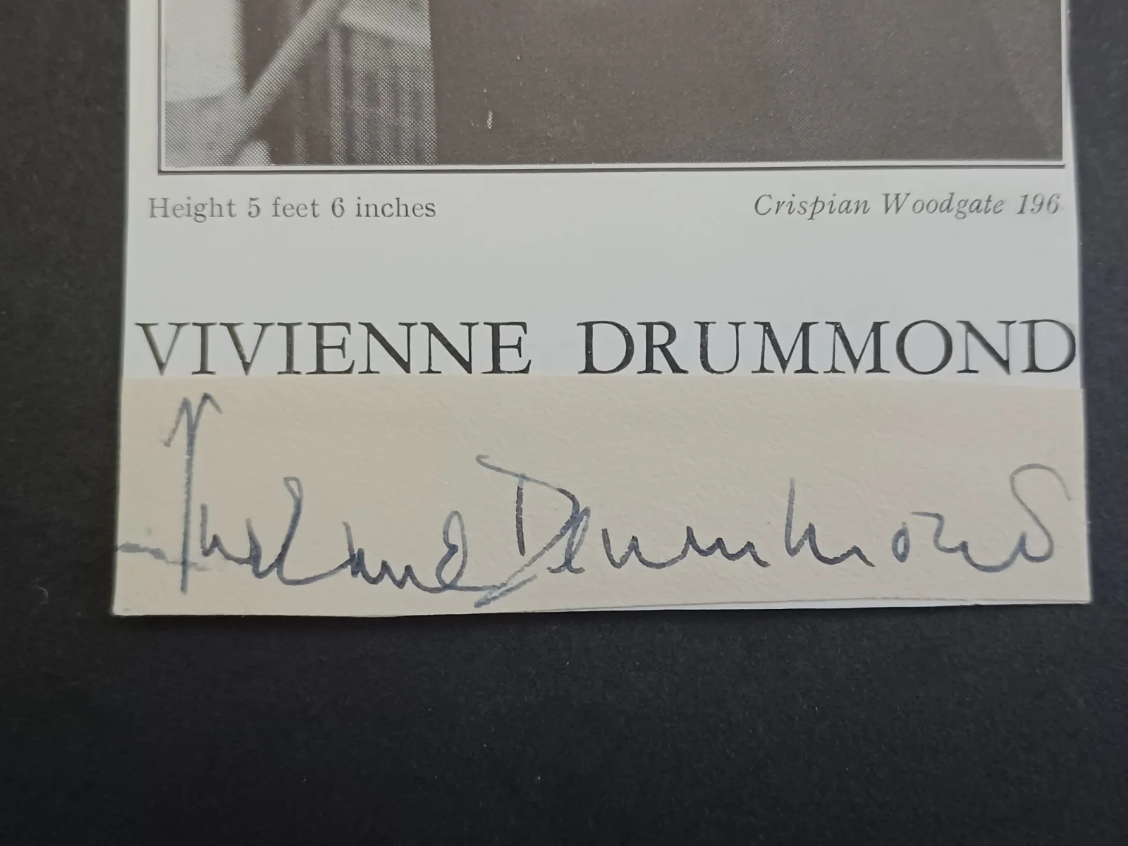 Vivienne Drummond (d. 1987) Signed 2.75" x 4.5" Photo - The Avengers TV Show, изображение 2