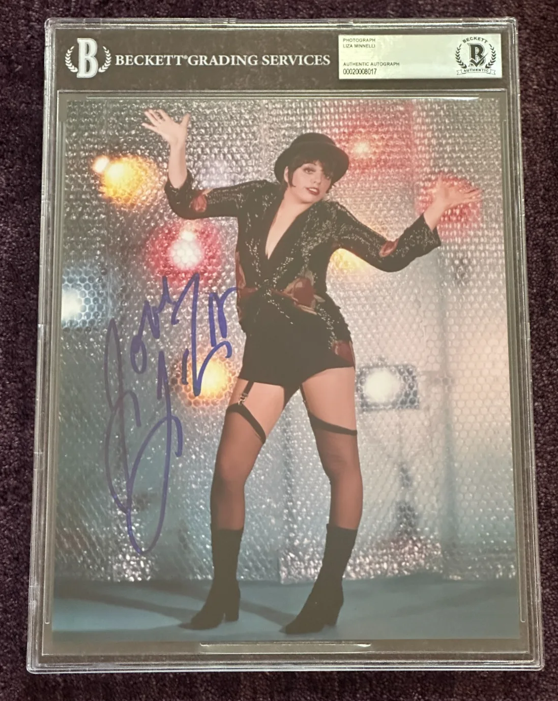 LIZA MINNELLI — LIZA MINNELLI Signed CABARET 8 X 10 PHOTO Beckett Encapsulated