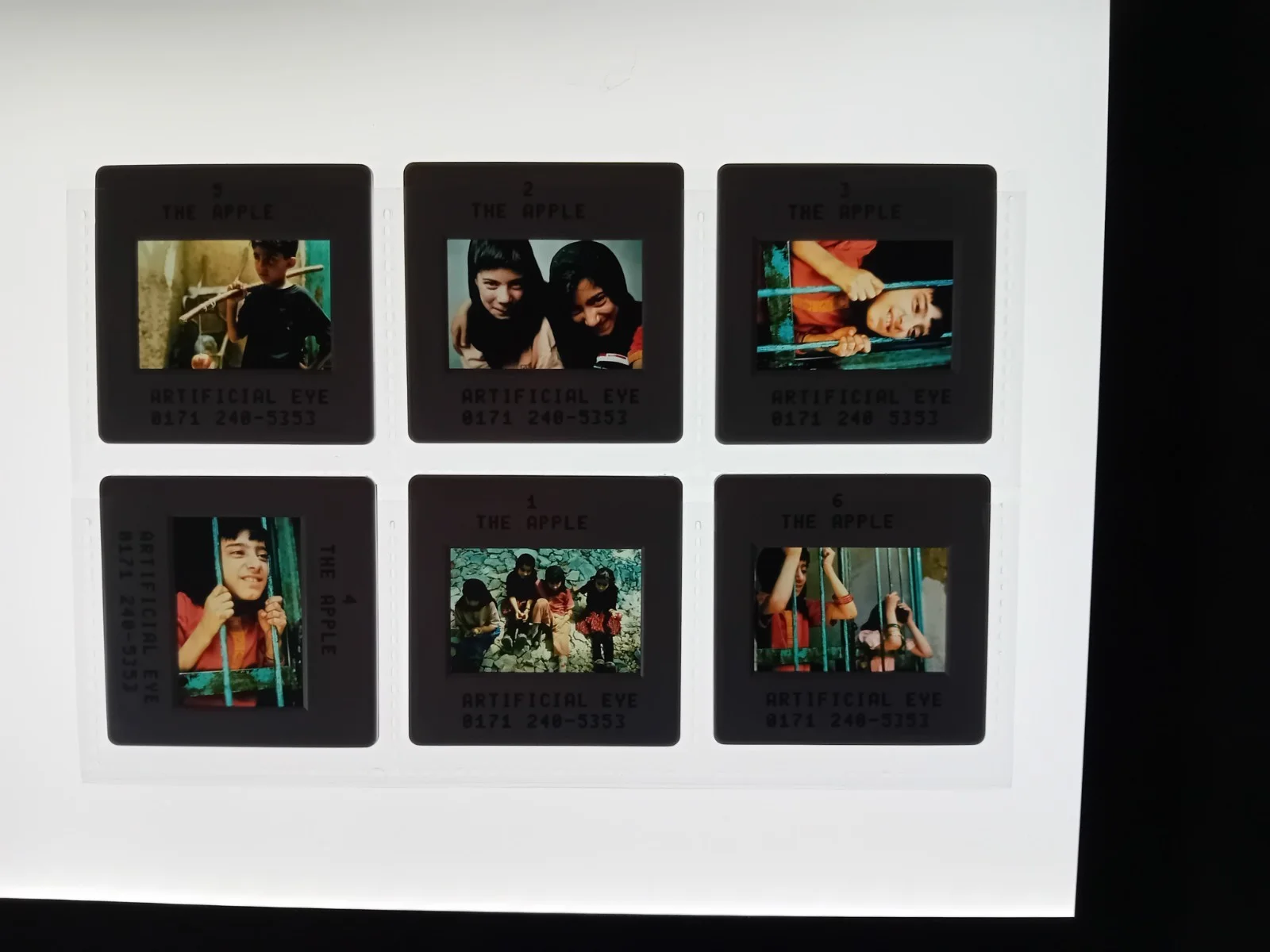 LOT OF 2 ORIGINAL PRESS PHOTOS + 6 35mm SLIDES THE APPLE Iran 1998, изображение 2