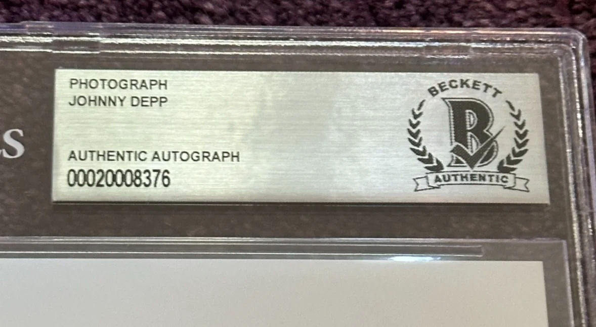 JOHNNY DEPP — JOHNNY DEPP Signed 8 X 10 PHOTO Beckett Encapsulated, image 3