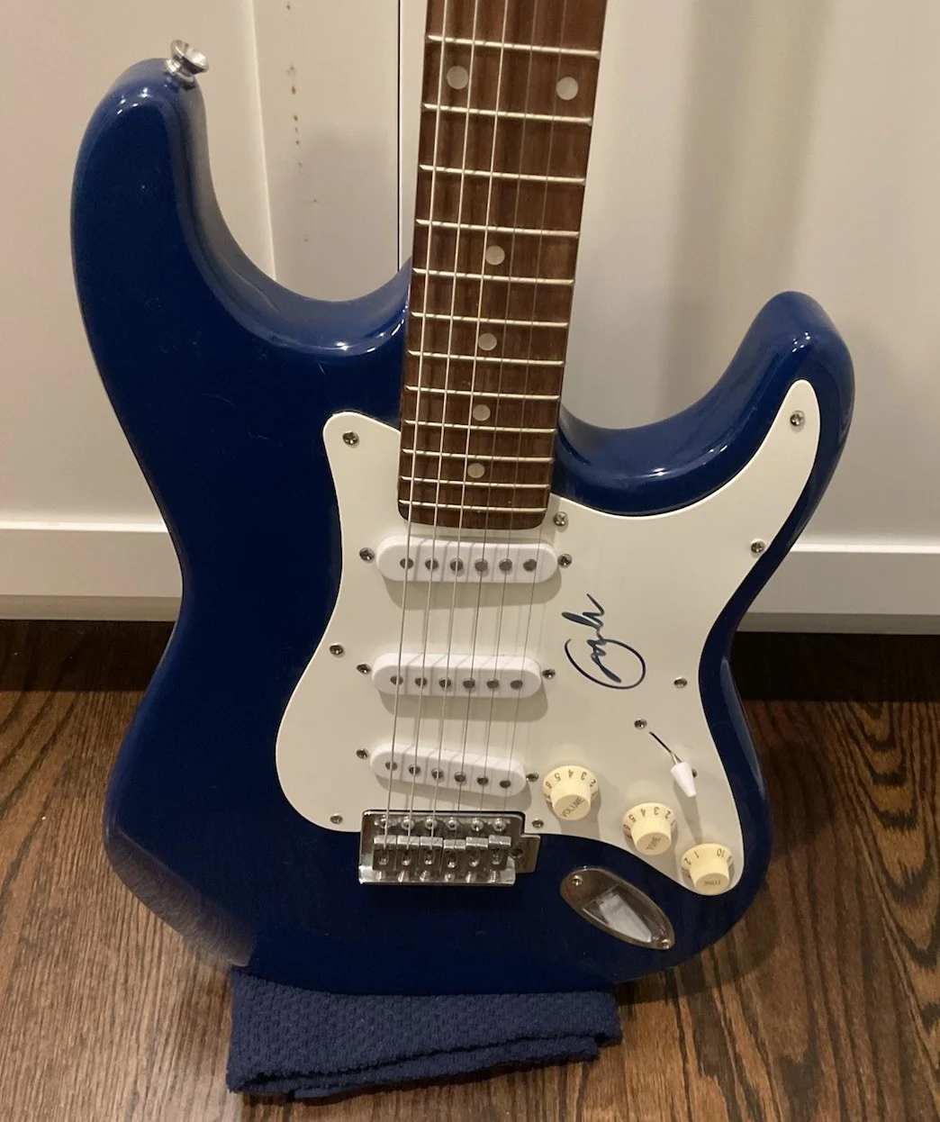 Eric Clapton autographed Blue Fender Squier Stratocaster Electric Guitar, изображение 2