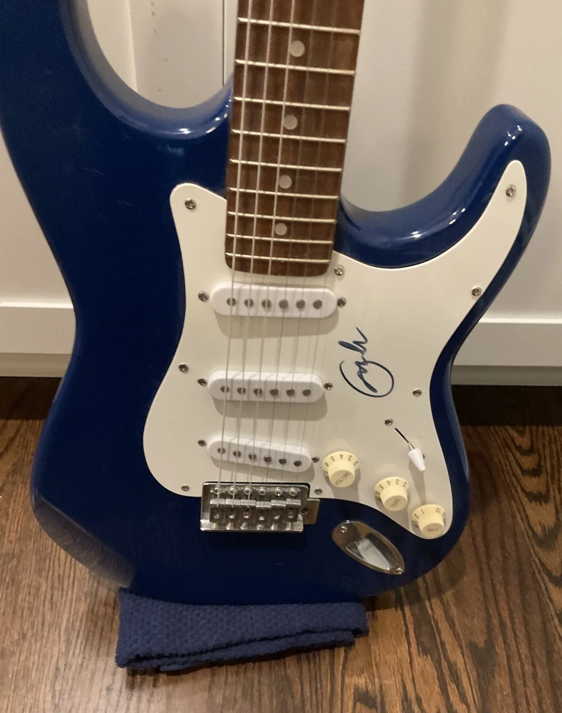 Eric Clapton autographed Blue Fender Squier Stratocaster Electric Guitar, изображение 4