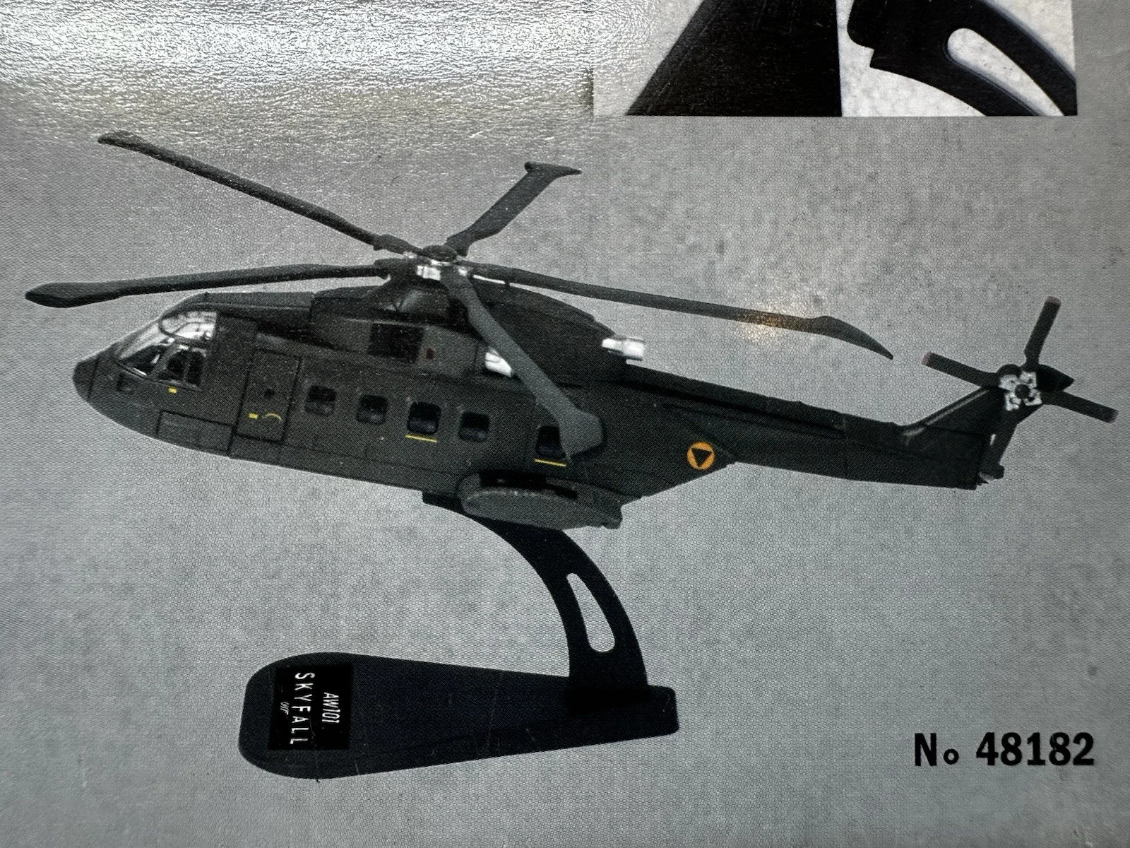 Italeri 48182 Agusta Westland AW101 Bond Skyfall 1:100 Scale Model Helicopter, изображение 3
