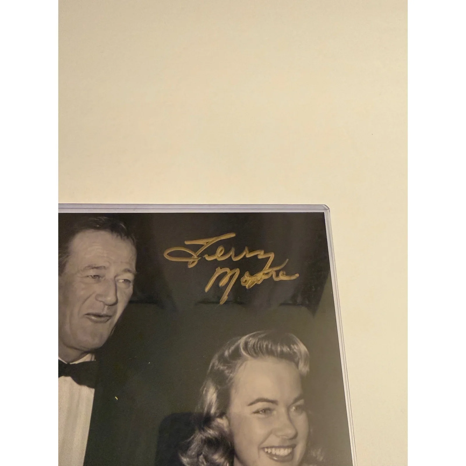 Mighty Joe Young actress Terry Moore autographed 8x10 photo with John Wayne, изображение 2