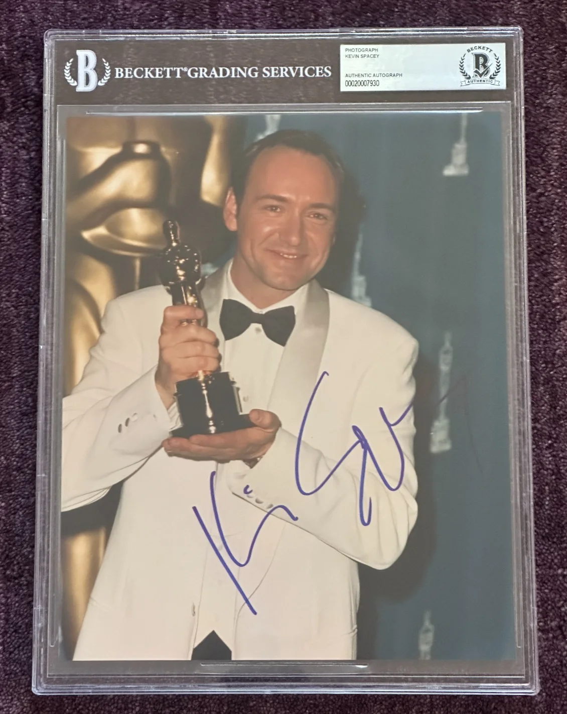 KEVIN SPACEY — KEVIN SPACEY Signed OSCARS 8 X 10 PHOTO Beckett Encapsulated (BAS)