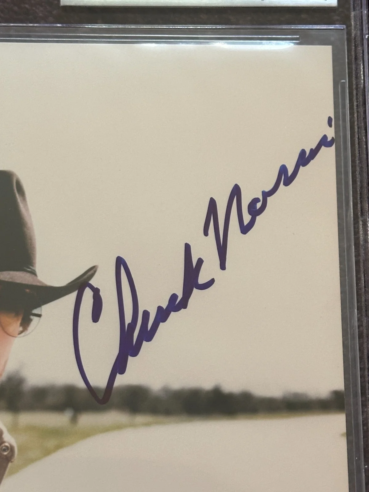 CHUCK NORRIS — CHUCK NORRIS Signed 8 X 10 PHOTO Beckett Encapsulated (BAS), изображение 2