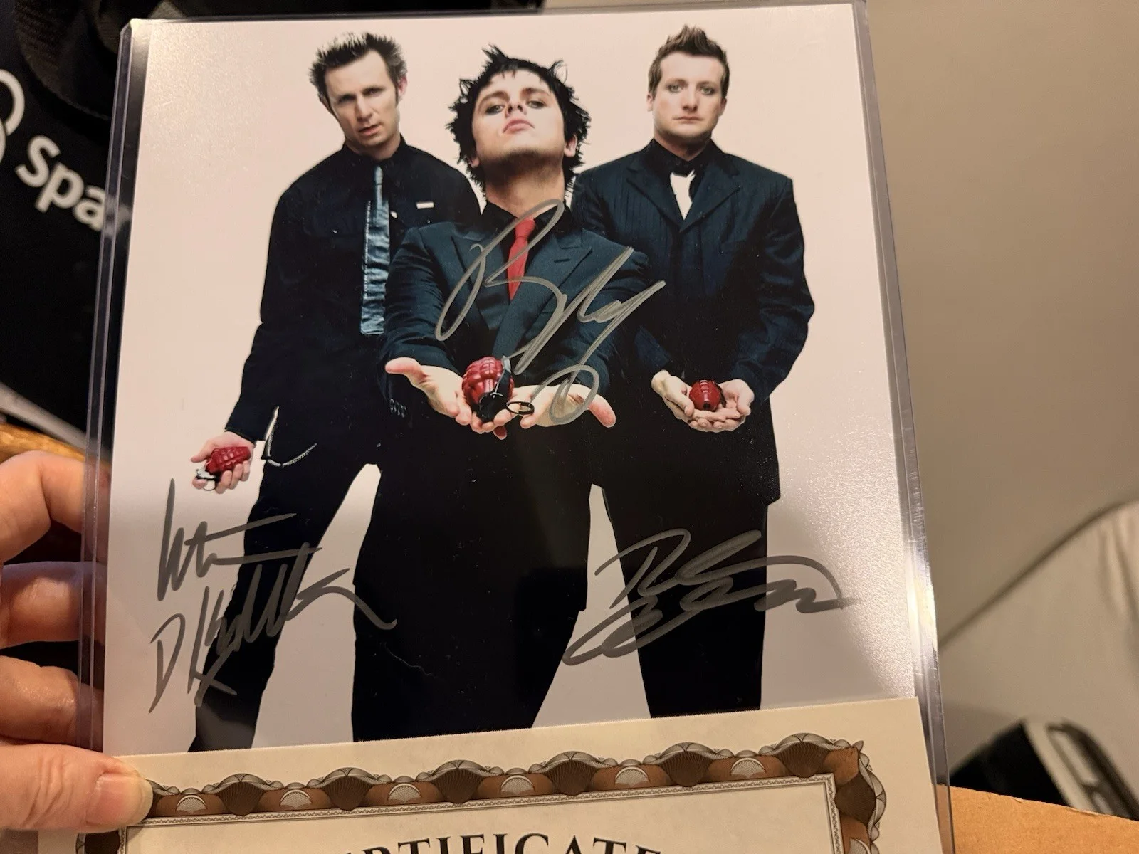 Green Day Autographed Guitar & Signed Photo with 2 Certificates of Authenticity, изображение 2