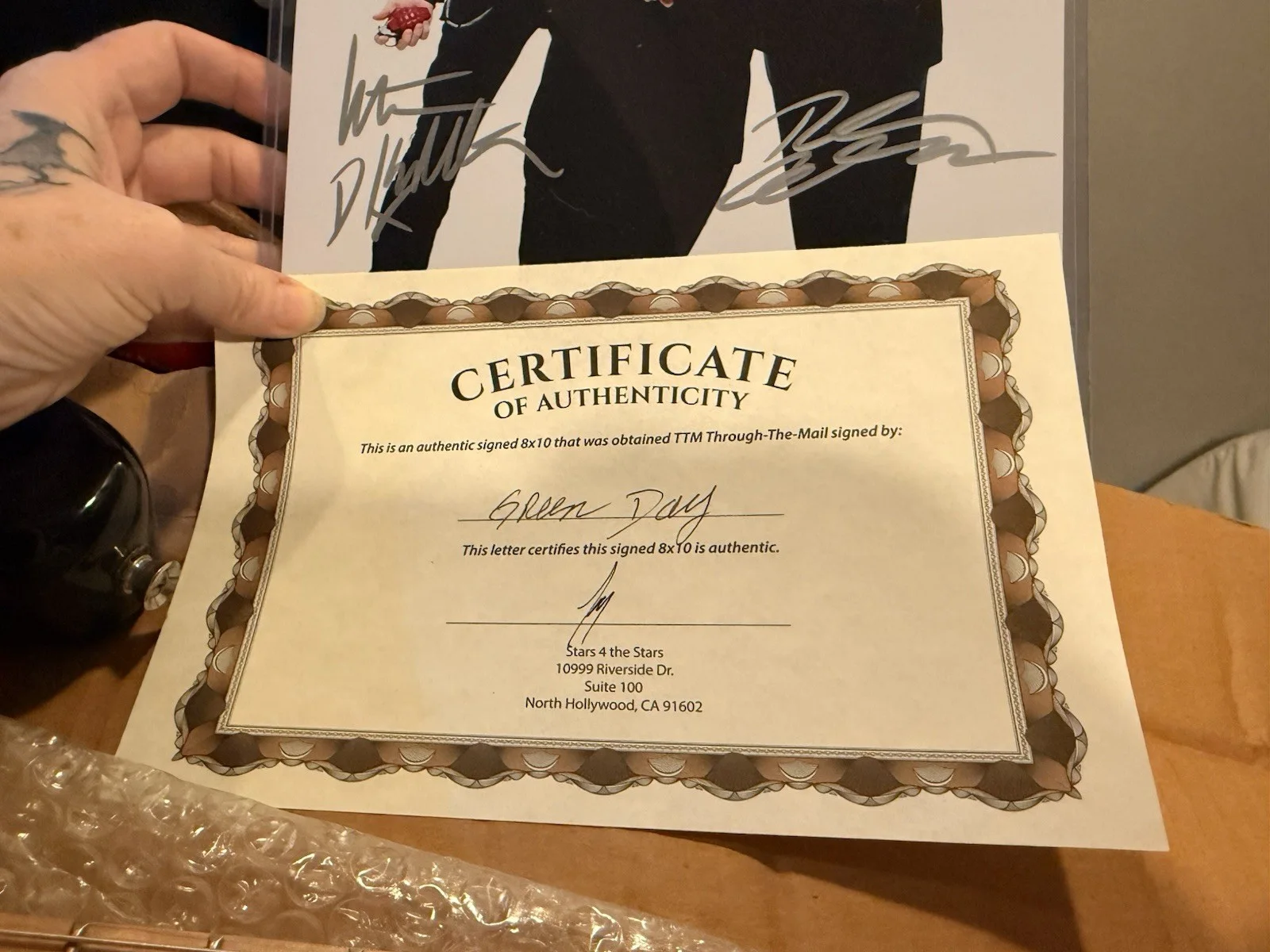 Green Day Autographed Guitar & Signed Photo with 2 Certificates of Authenticity, изображение 3