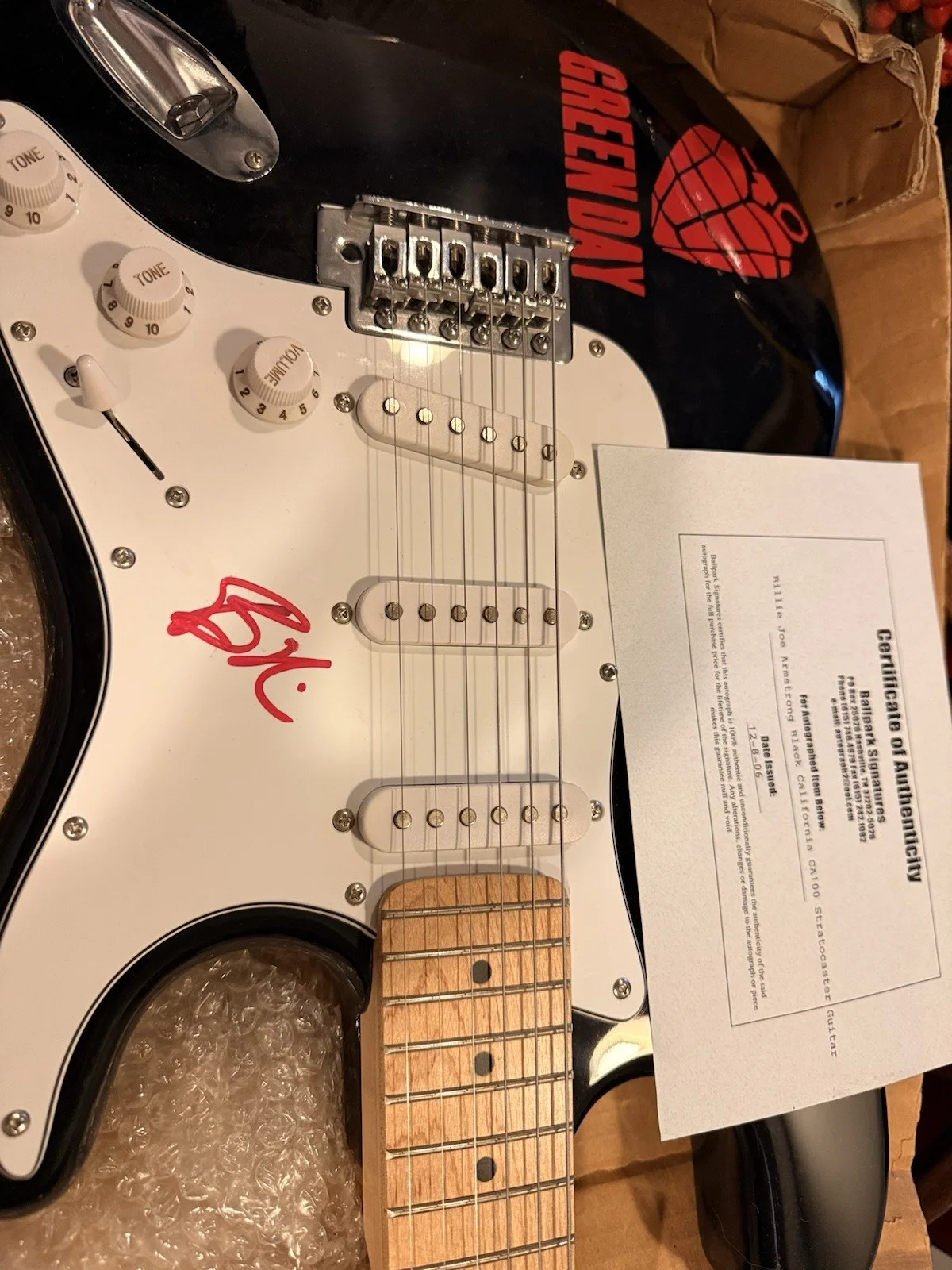 Green Day Autographed Guitar & Signed Photo with 2 Certificates of Authenticity, изображение 4