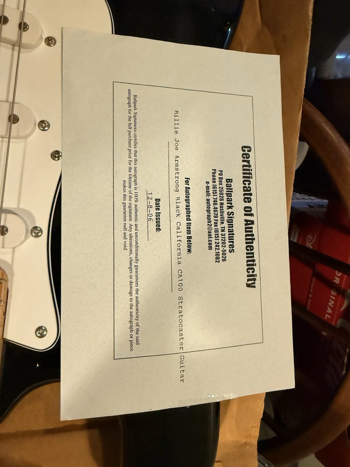 Green Day Autographed Guitar & Signed Photo with 2 Certificates of Authenticity, изображение 5