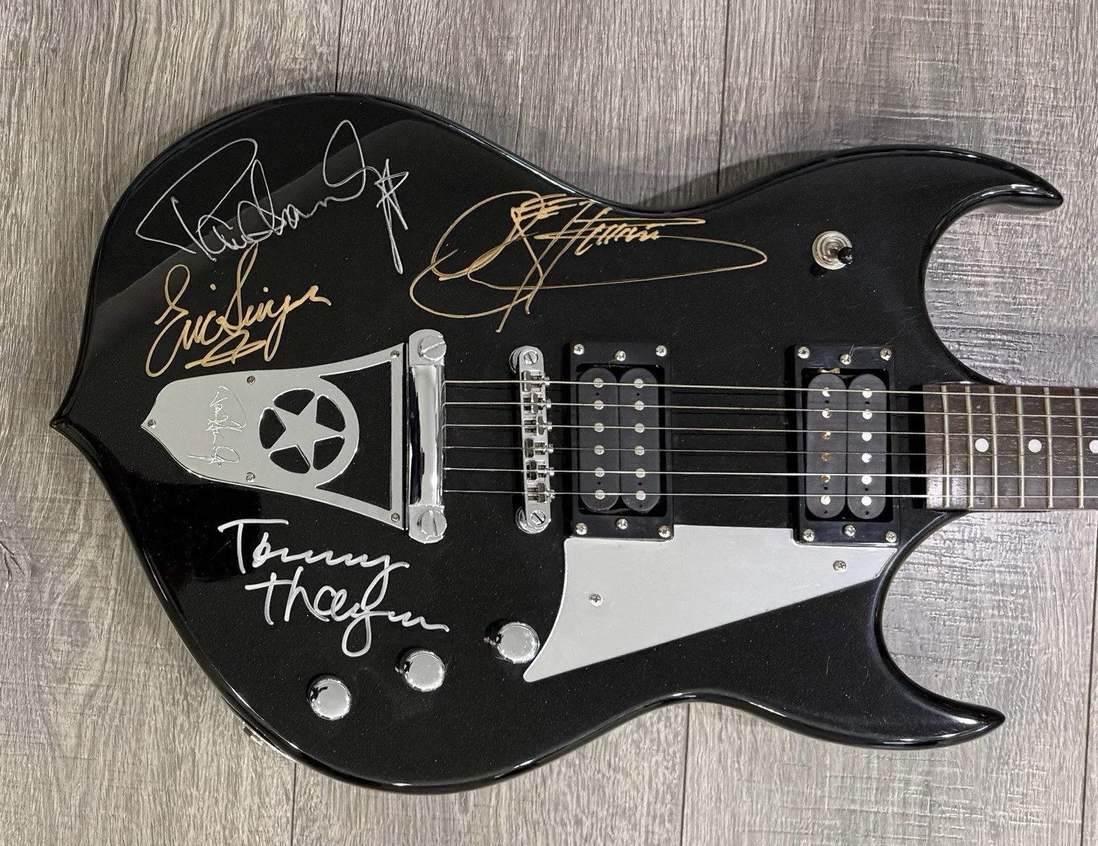 KISS Signed Guitar Thayer Singer Gene Simmons Paul Stanley Autographed Guitar !!, image 2