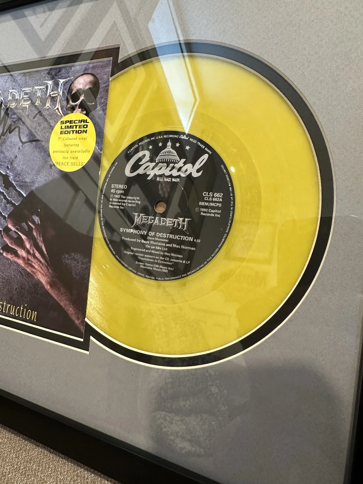 Megadeth Signed Symphony Of Destruction 45 LP Marty Friedman And David Ellefson, изображение 3