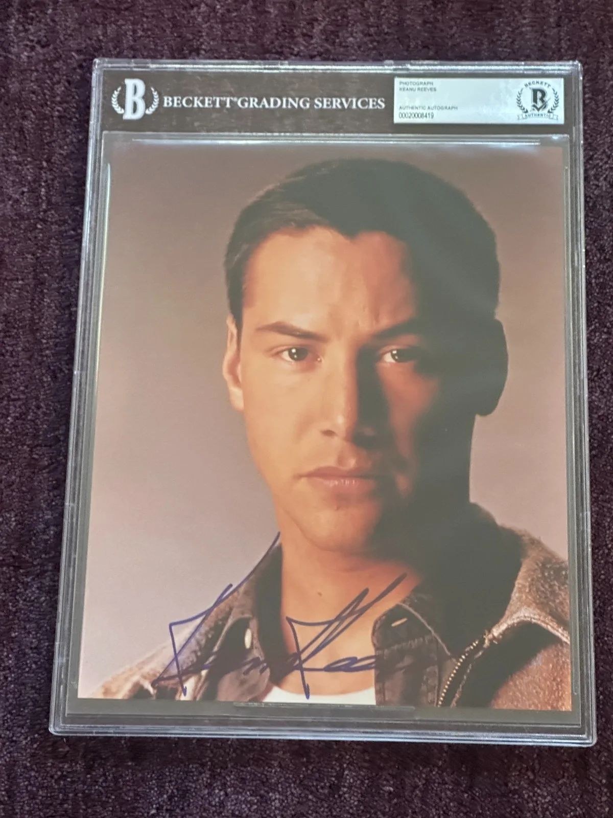 KEANU REEVES — KEANU REEVES Signed 8 X 10 PHOTO Beckett Encapsulated (BAS) - Vintage Signature!