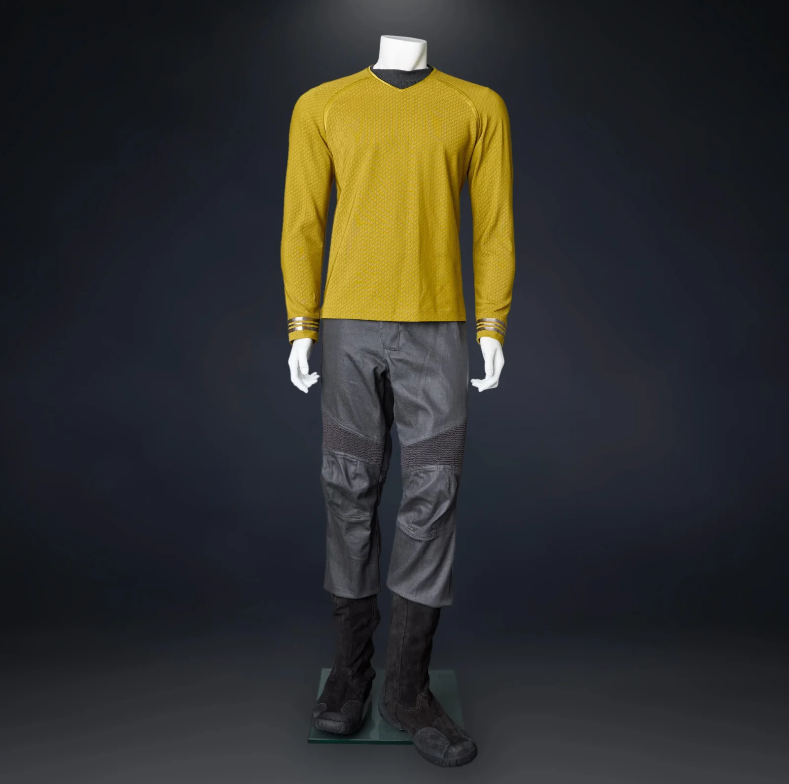 Star Trek Into Darkness (2013) - Captain Kirk's Starfleet Uniform, image 3