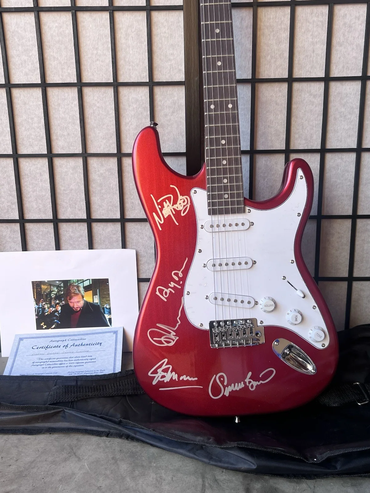 Red Electric Guitar Signed Original Music Industry Guitar & Pick w/ Certificate, изображение 2