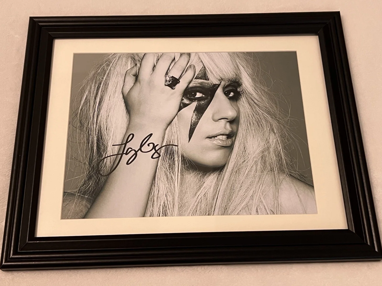 LADY GAGA Autographed 8 X 11.5 Signed Photo Fully Framed Superstar, изображение 2