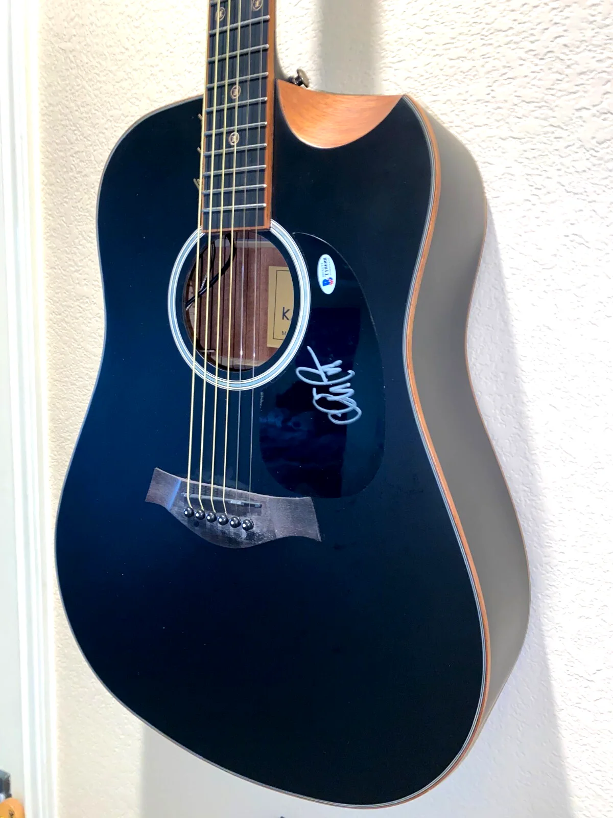 CHRIS PRATT - GUARDIANS OF THE GALAXY — CHRIS PRATT BECKETT CERTIFIED AUTOGRAPH 1/1 CUSTOM ACOU/ELEC DEMI CUT GUITAR, image 3