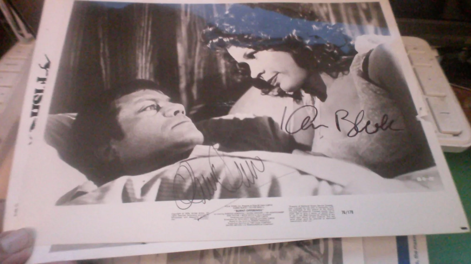 Oliver Reed, Karen Black — Oliver Reed + Karen Black signed Dan Curtis Burnt Offerings BxW 8x10 Very Rare, изображение 2