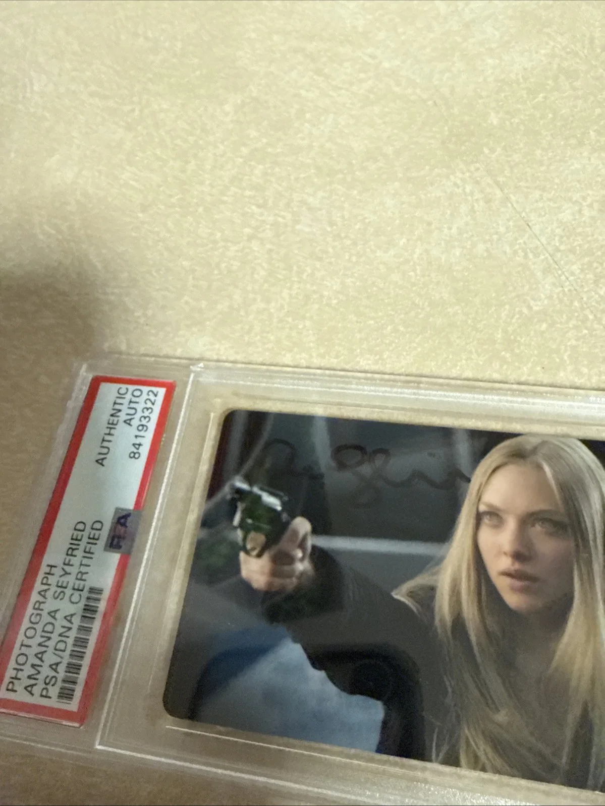 Amanda Seyfried — SIGNED Amanda Seyfried Encapsulated PHOTOGRAPH SIGNATURE Autograph PSA DNA, image 3