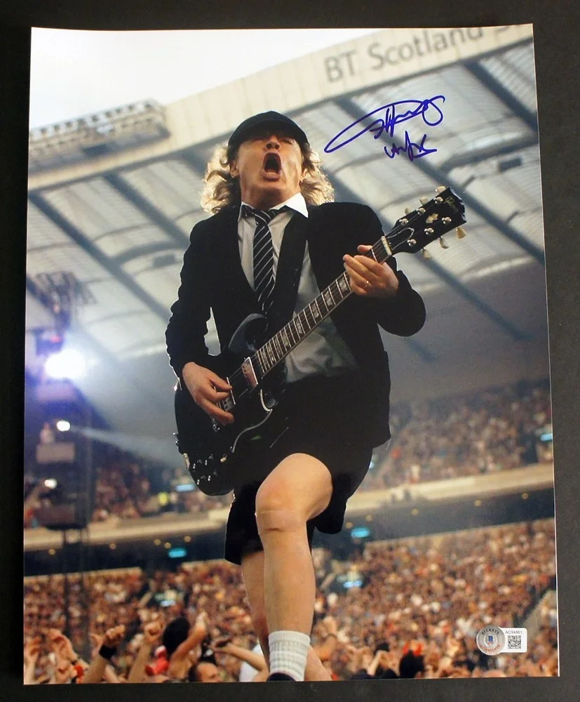 **Beckett LOA** ANGUS YOUNG SIGNED 11x14 Concert Photo AC/DC Inscribed!, image 2