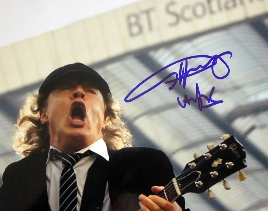 **Beckett LOA** ANGUS YOUNG SIGNED 11x14 Concert Photo AC/DC Inscribed!, image 4