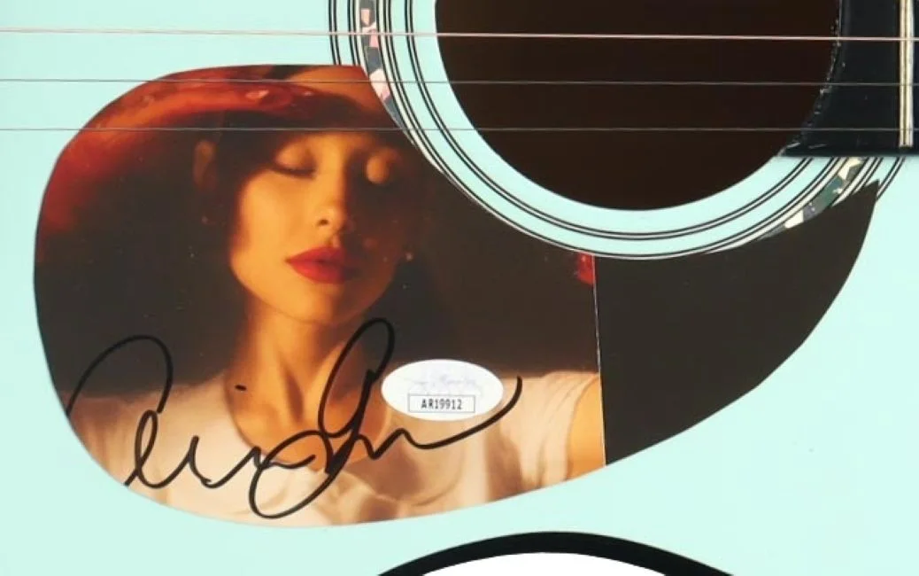 Ariana Grande — Ariana Grande Signed Eternal Sunshine 38" Green Acoustic Guitar JSA Hologram, изображение 2