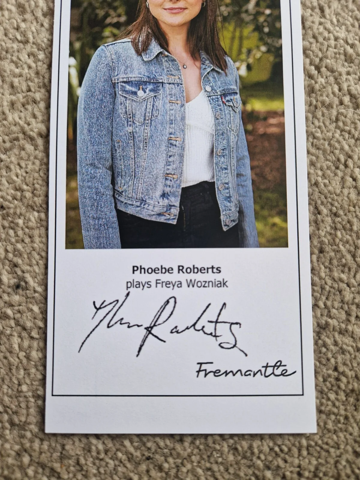 PHOEBE ROBERTS AS FREYA WOZNIAK SIGNED 2022 NEIGHBOURS CAST CARD (FINAL CAST), image 2