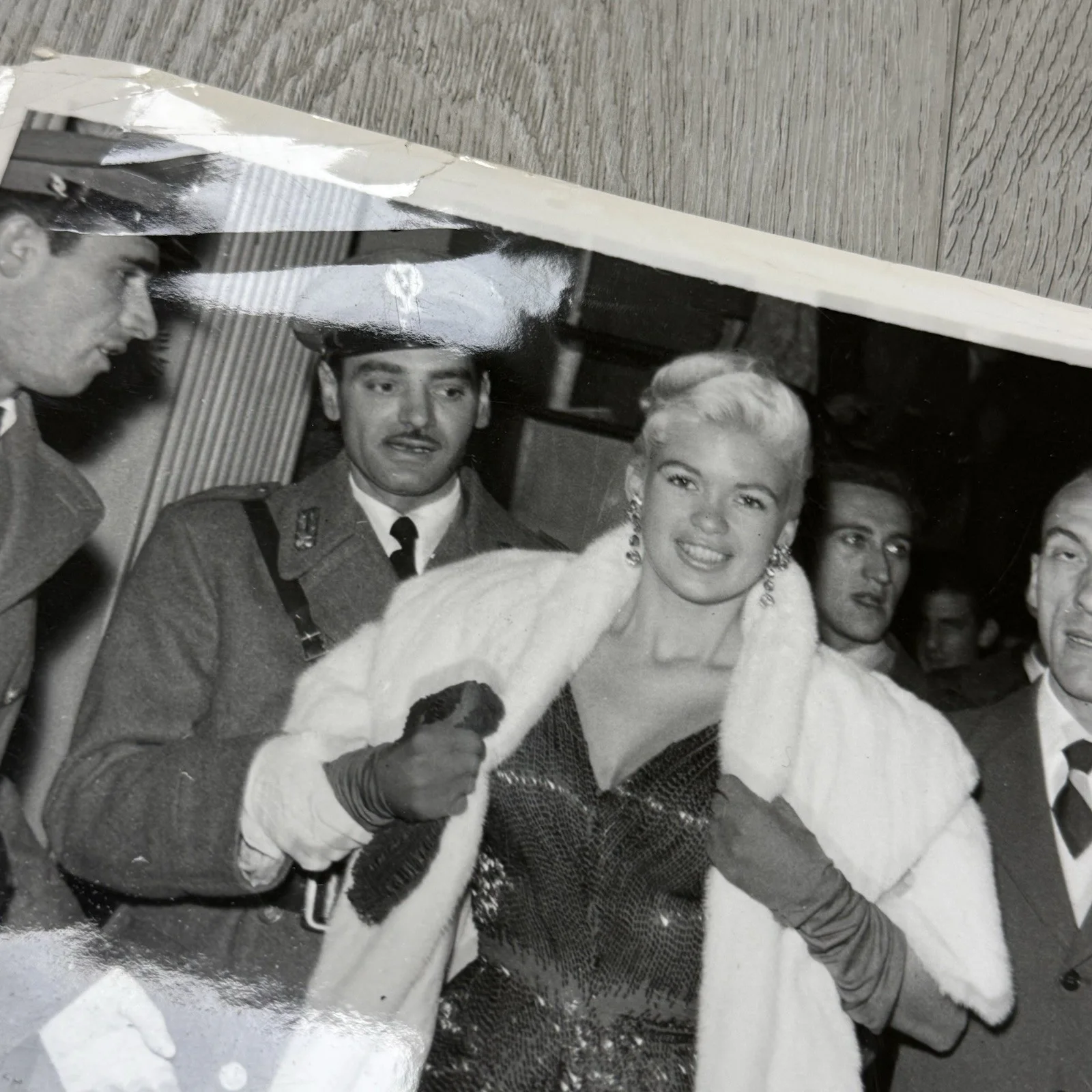 Original 1957 Signed Press Photo Jayne Mansfield Autograph, image 2