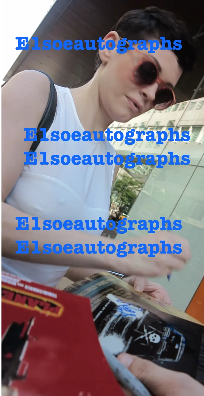 Rose Mcgowan — Rose McGowan signed Rodriguez' Planet Terror 8x10 photo. In Person Exact Proof, изображение 5