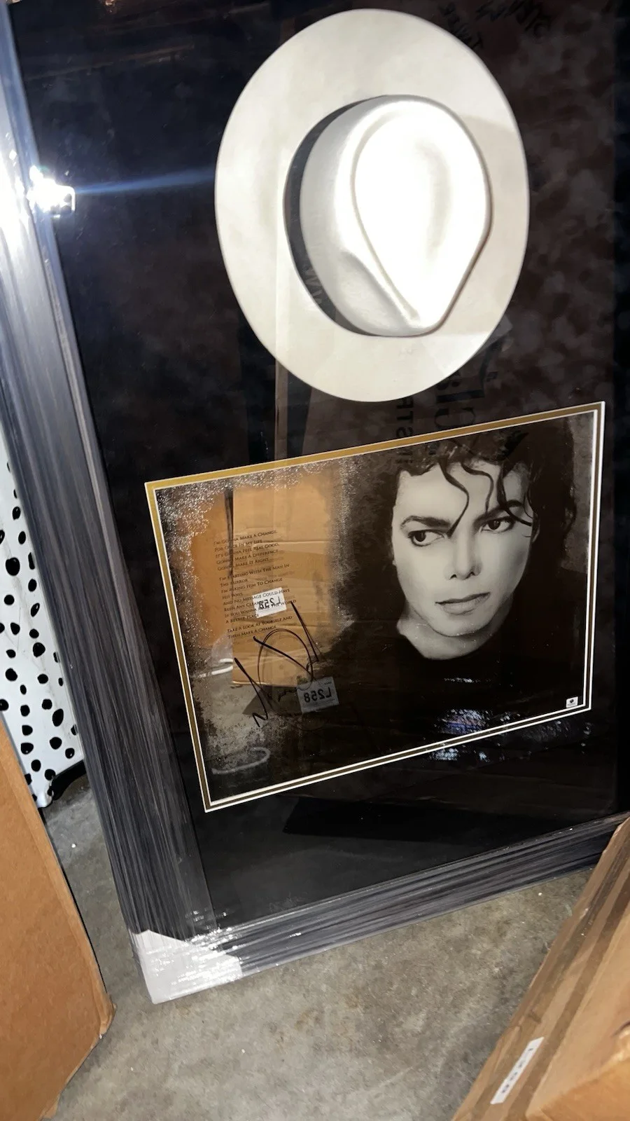 Michael Jackson Signed Autographed Mirror With Fedora Hat & frame Global Authent, image 3