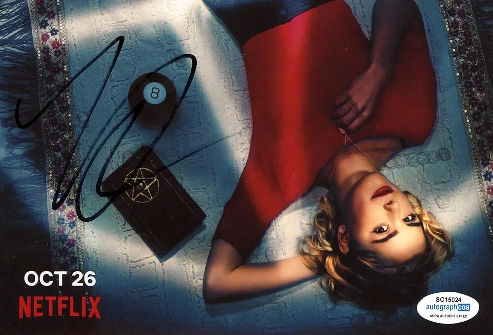 KIERNAN SHIPKA — Kiernan Shipka signed "CHILLING ADVENTURES OF SABRINA" 8x12 Photo PROOF a ACOA, изображение 4