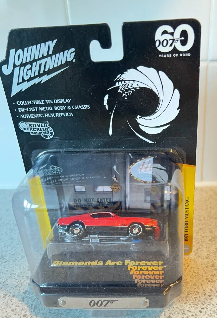 2021 Johnny Lightning 1/64 Ford Mustang Diamonds Are Forever Diorama display, изображение 2