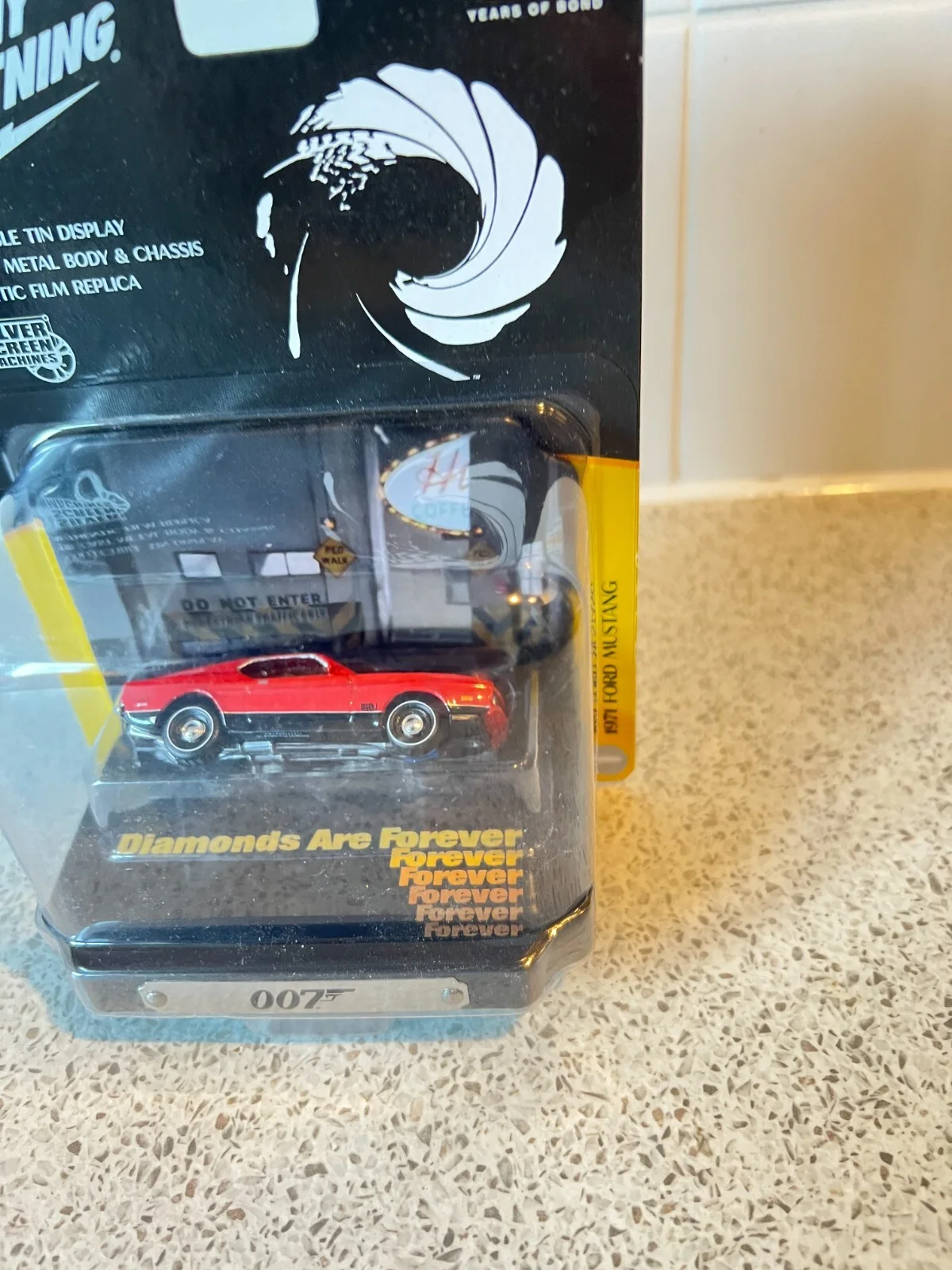 2021 Johnny Lightning 1/64 Ford Mustang Diamonds Are Forever Diorama display, изображение 3