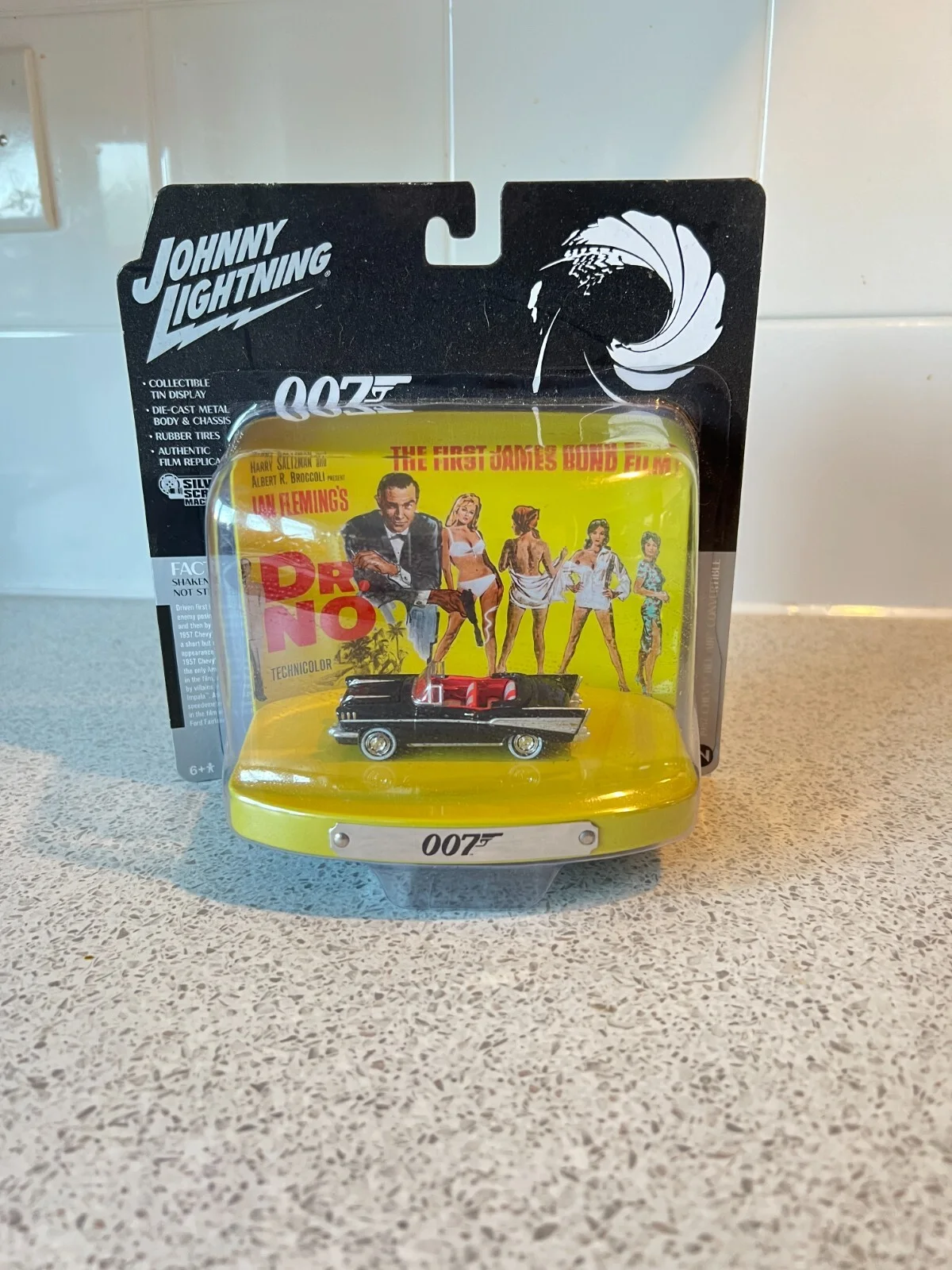 James Bond 007 DR NO 1957 Chevy Bel Air Conv. 1/64 DIECAST MODEL TIN DISPLAY, изображение 2