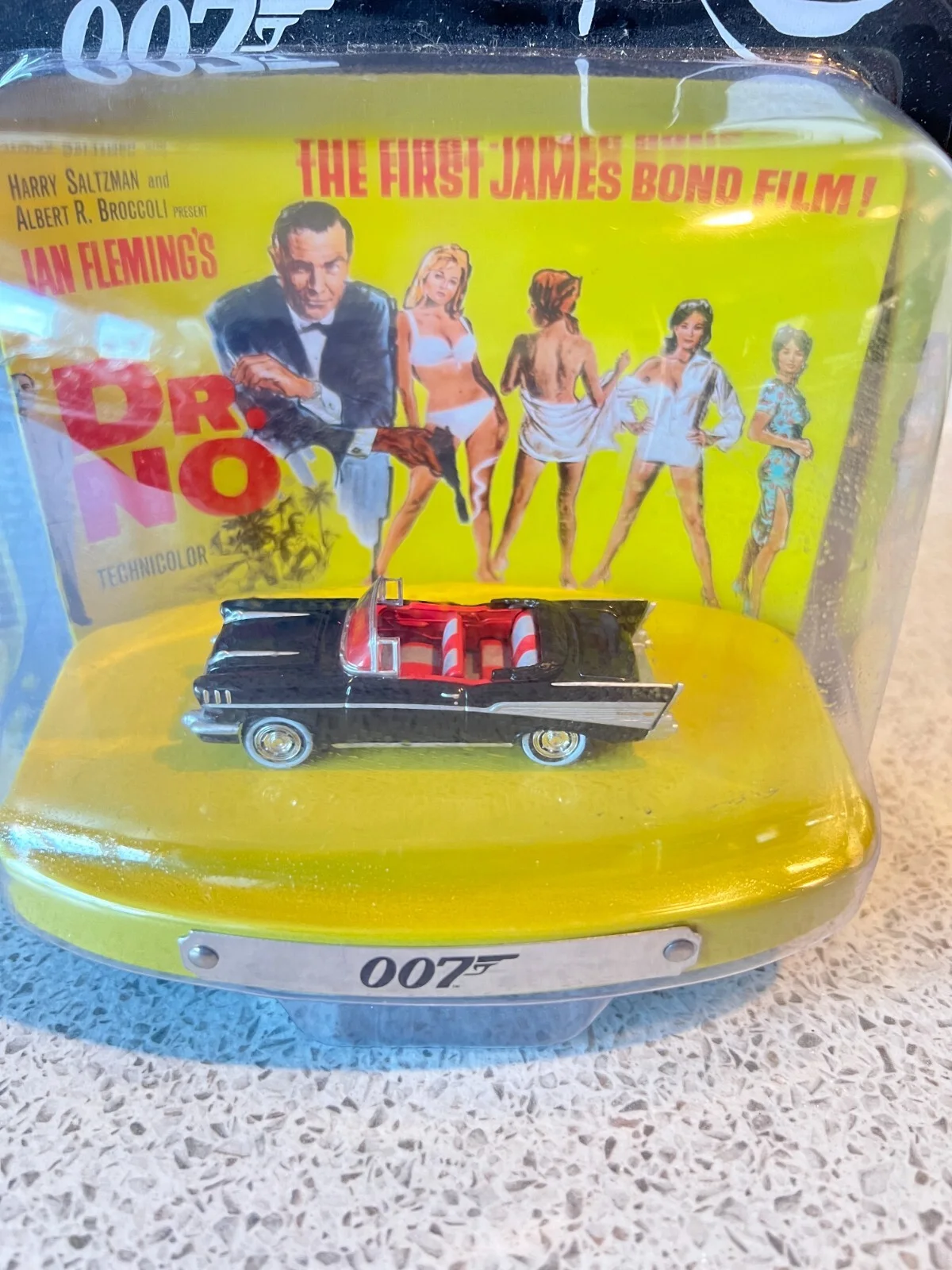 James Bond 007 DR NO 1957 Chevy Bel Air Conv. 1/64 DIECAST MODEL TIN DISPLAY, изображение 3