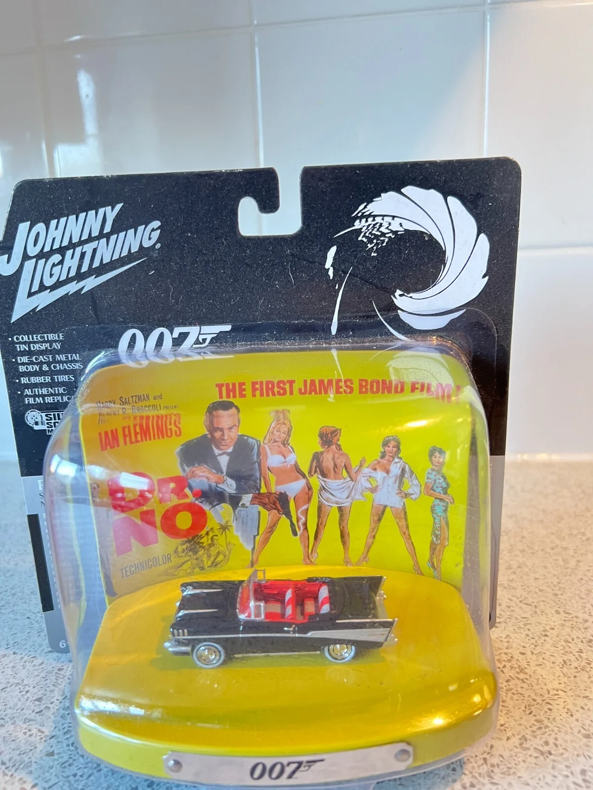 James Bond 007 DR NO 1957 Chevy Bel Air Conv. 1/64 DIECAST MODEL TIN DISPLAY, изображение 4