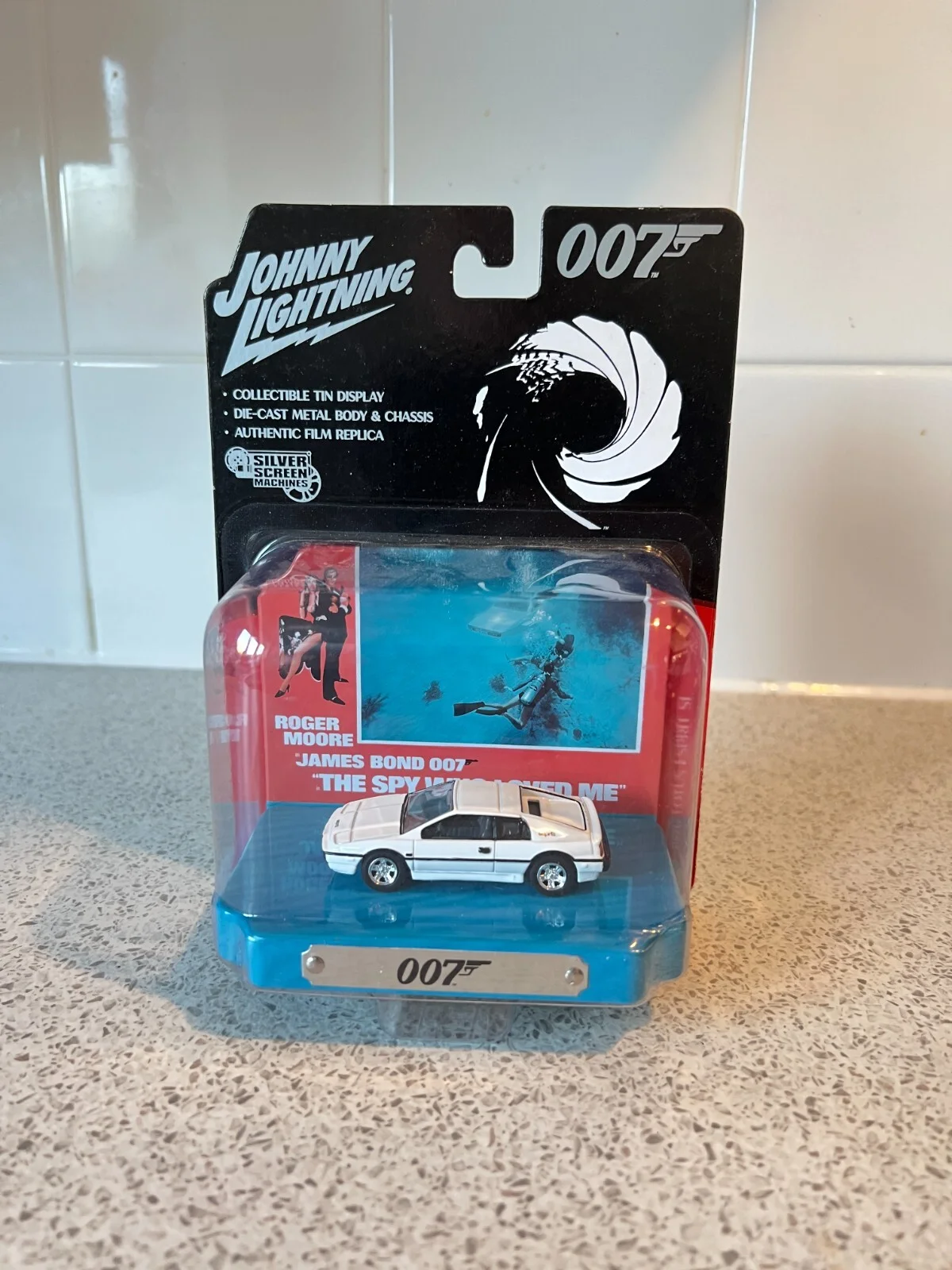 Johnny Lightning 1/64 Lotus Esprit S1 Spy Who Loved Me James Bond 007 Diorama, изображение 2