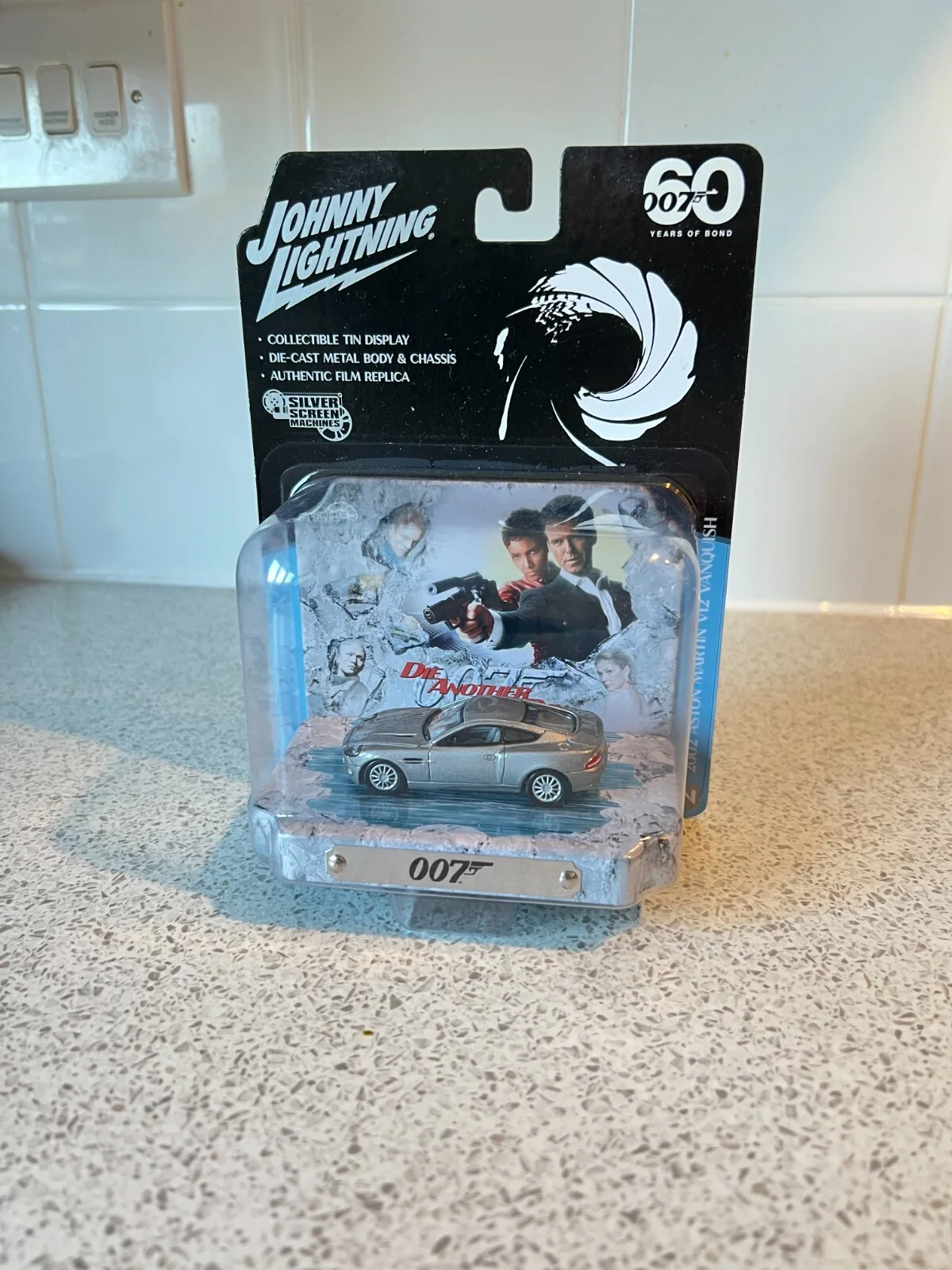 James Bond 007 2002 Aston Martin V12 Vanquish 1:64 Johnny Lightning JLDR016, изображение 2