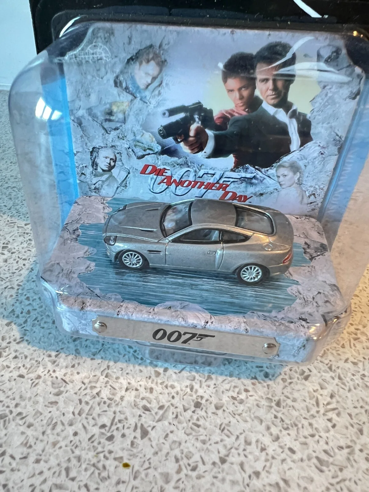 James Bond 007 2002 Aston Martin V12 Vanquish 1:64 Johnny Lightning JLDR016, изображение 3