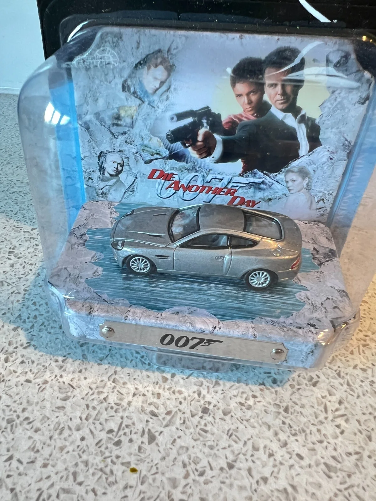 James Bond 007 2002 Aston Martin V12 Vanquish 1:64 Johnny Lightning JLDR016, изображение 4