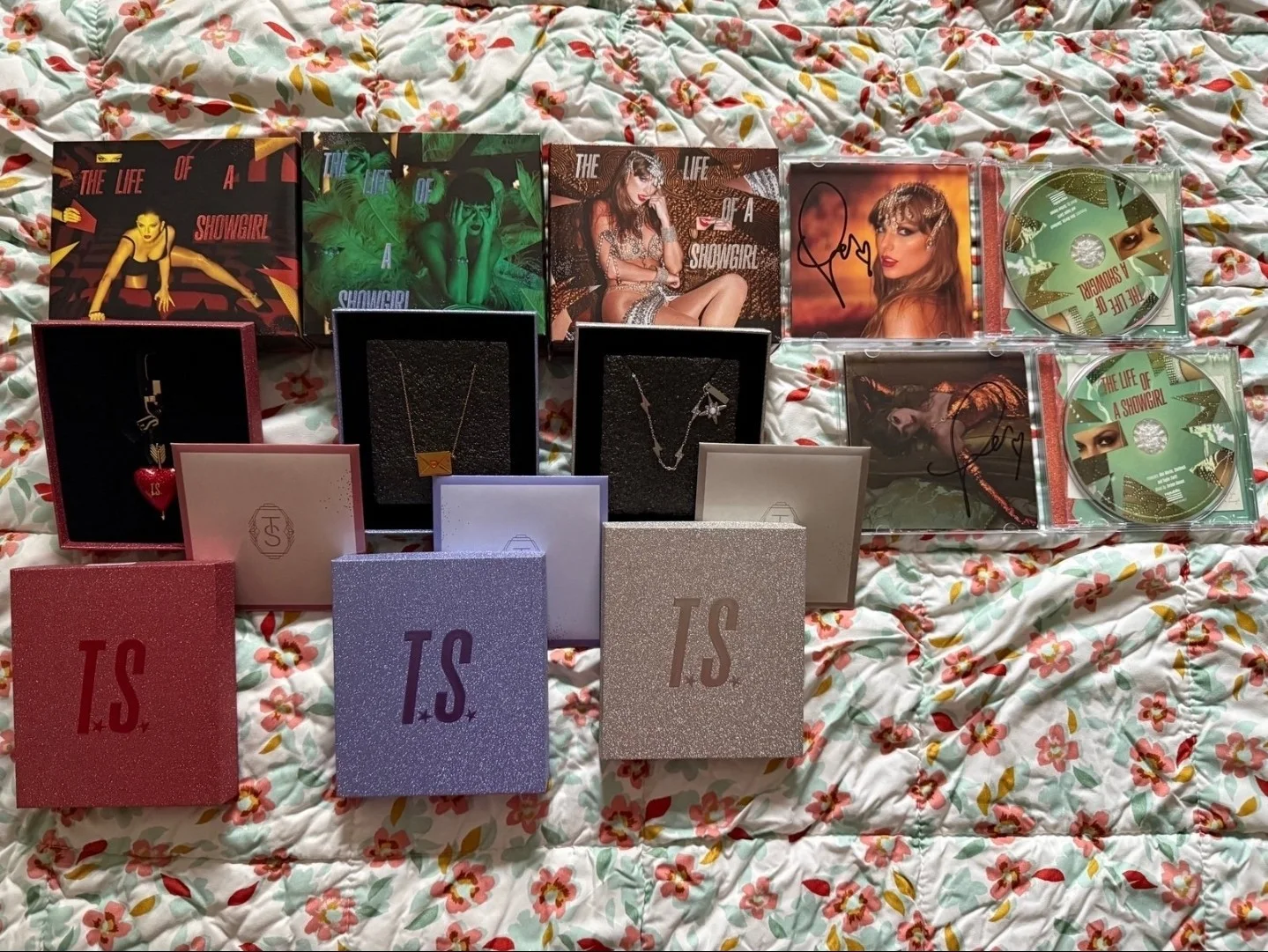 Taylor Swift THE Life Of A Showgirl Deluxe And Signed CD Bundle, изображение 2