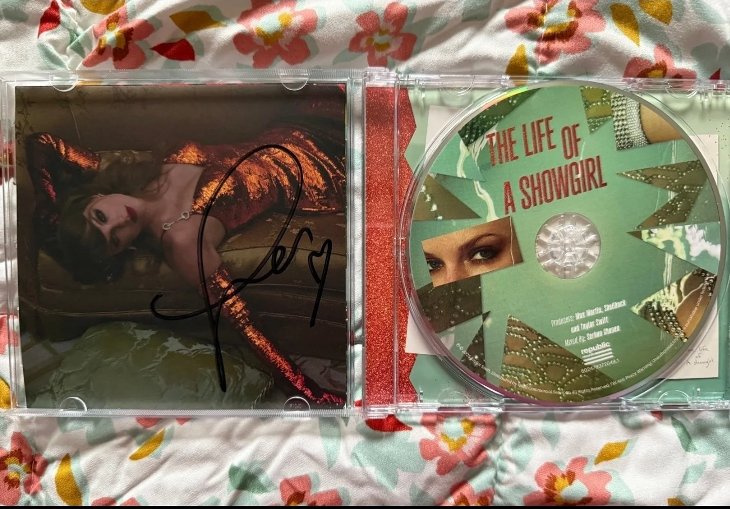 Taylor Swift THE Life Of A Showgirl Deluxe And Signed CD Bundle, изображение 3