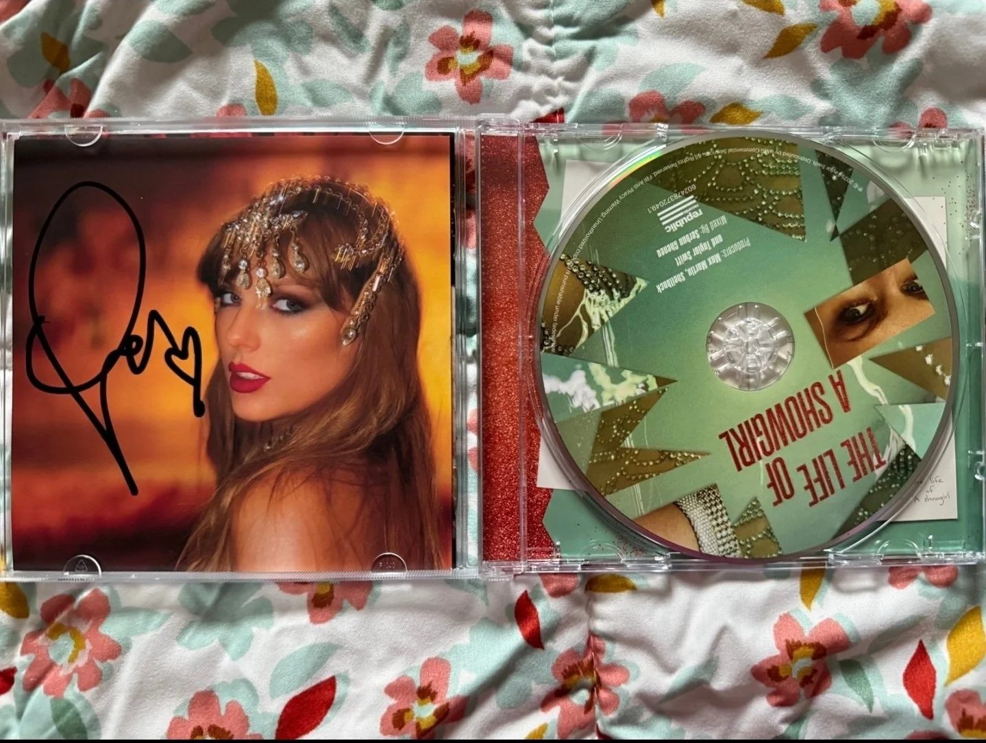 Taylor Swift THE Life Of A Showgirl Deluxe And Signed CD Bundle, изображение 4