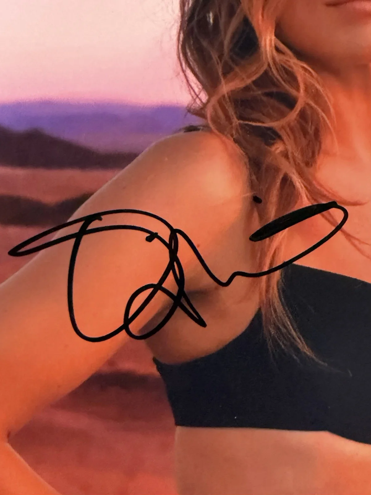 Olivia Wilde — Olivia Wilde Signed 8x10 Autographed Vogue Magazine Cover Photo Beckett BW89730, изображение 2